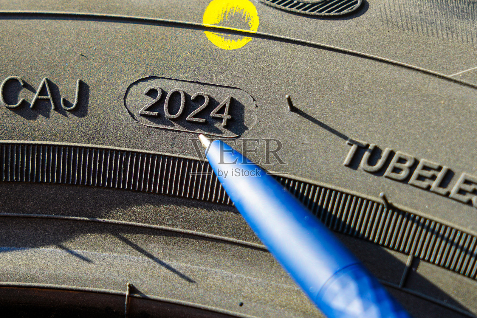 轮胎侧视图,标明轮胎生产的周和年份照片摄影图片