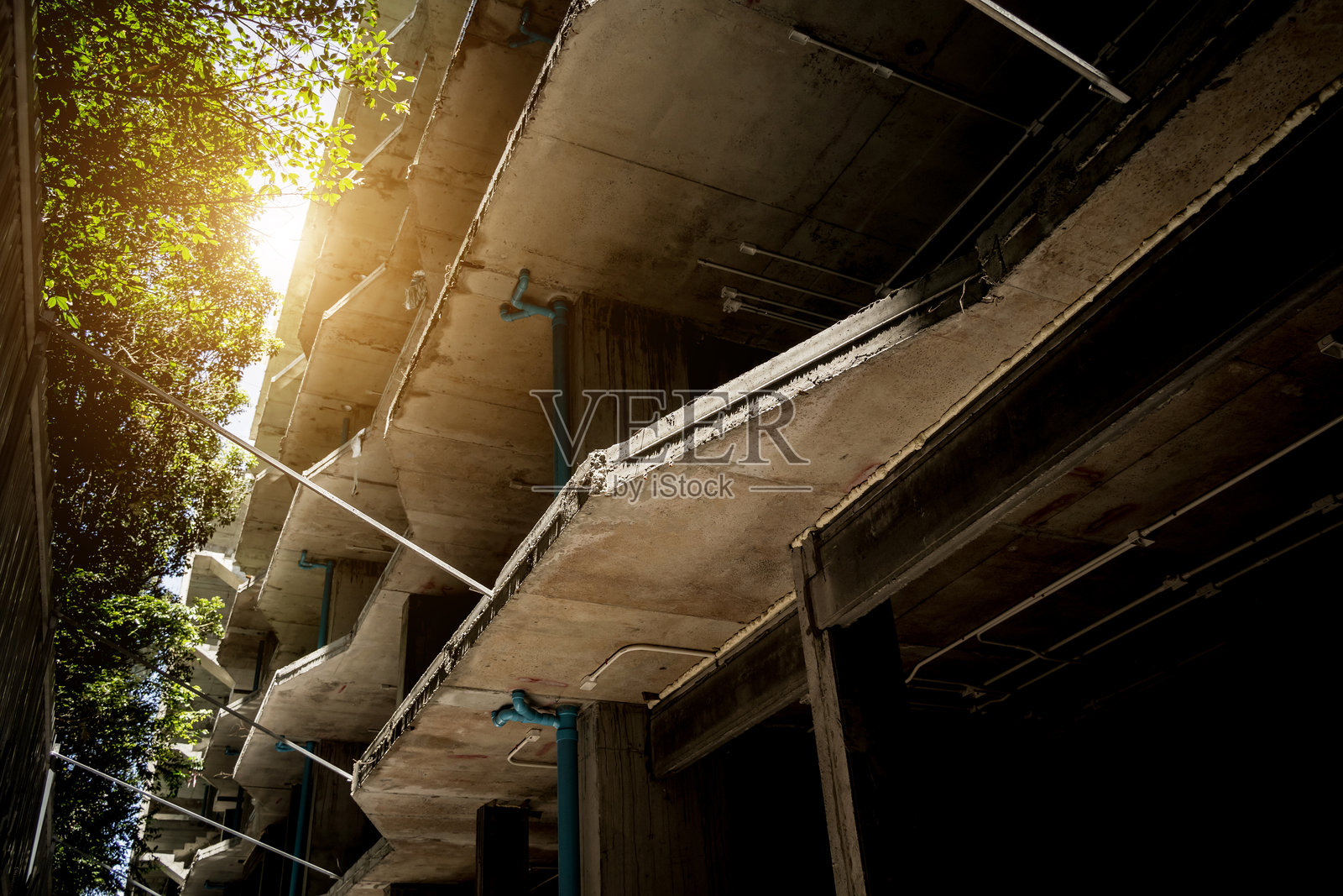 一座现代化的新型多层住宅建筑正在建设中照片摄影图片