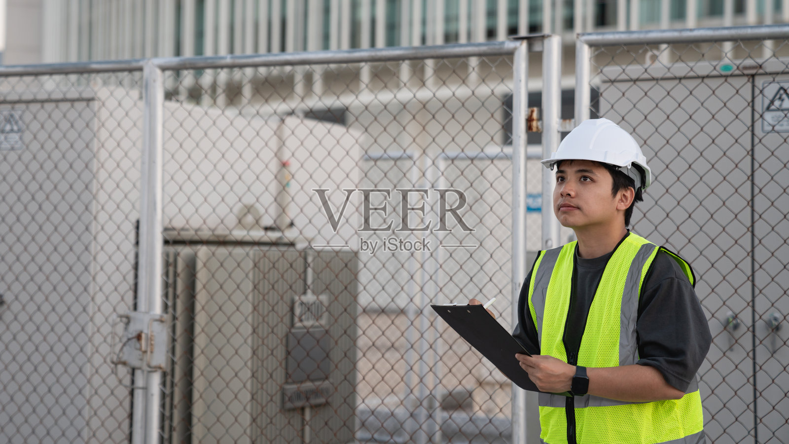 电气工程师仔细检查电力分配柜,查看连接和部件。照片摄影图片