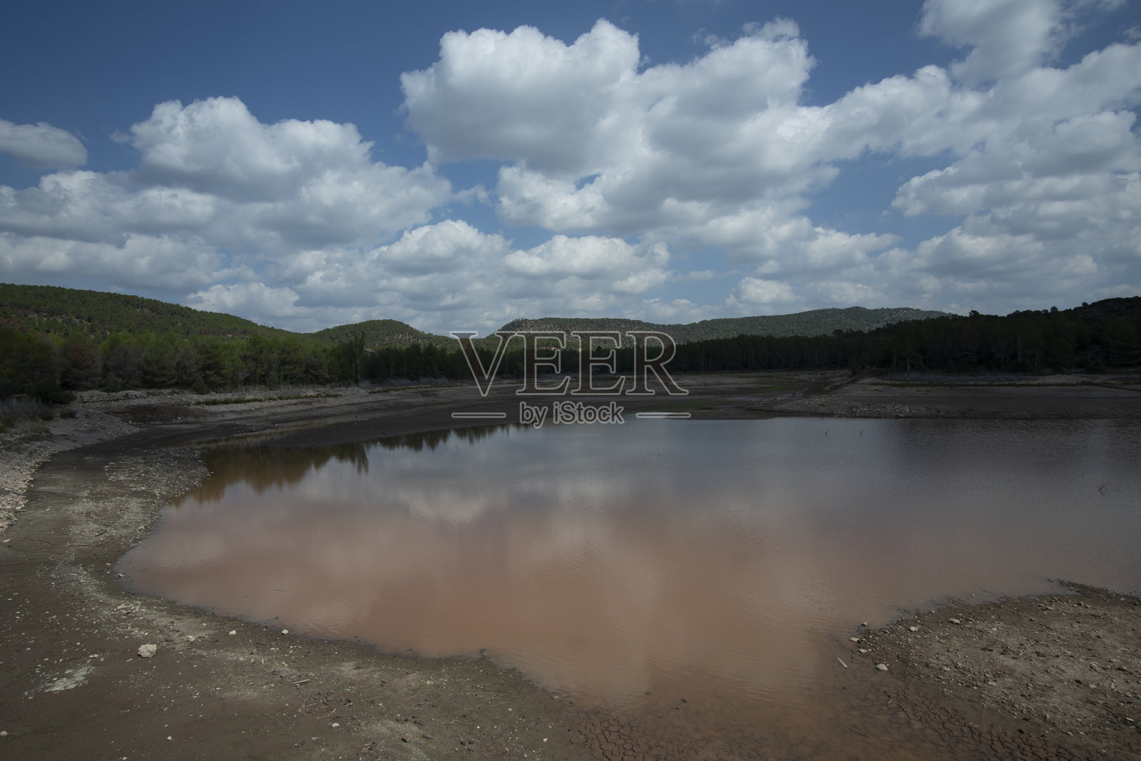 西班牙特鲁埃尔的瓦尔博纳正在维修的排水水库照片摄影图片