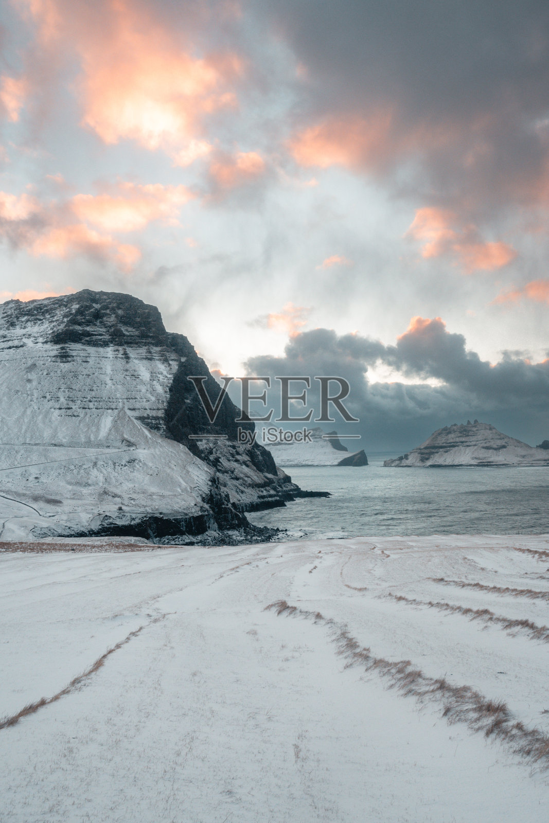 法罗群岛日落时的雪地冰原 - 冰雪覆盖的地形和山丘与山脉照片摄影图片