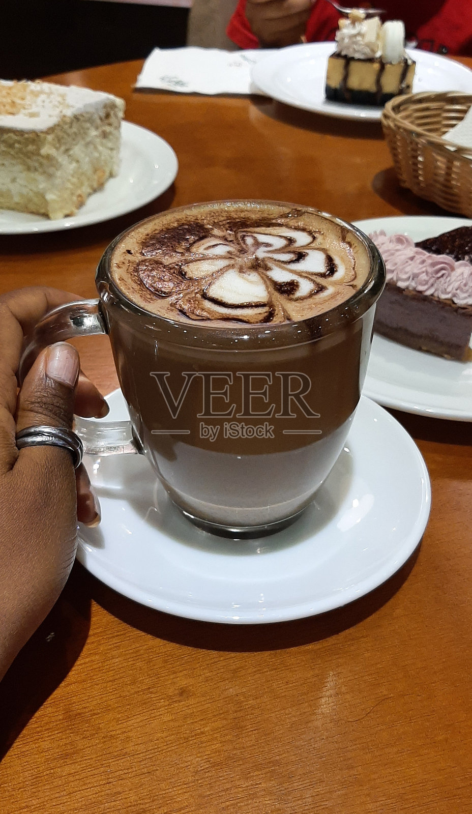 卡布奇诺与甜点搭配照片摄影图片