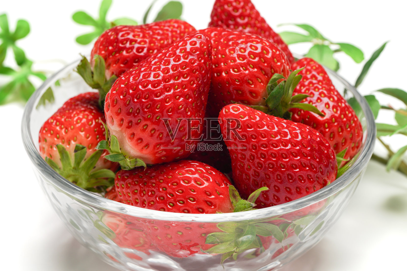 新鲜草莓水果在白色背景上照片摄影图片