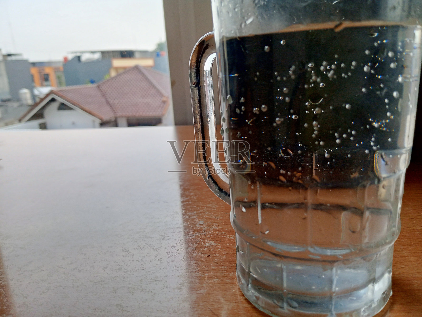 喝水的玻璃杯照片摄影图片