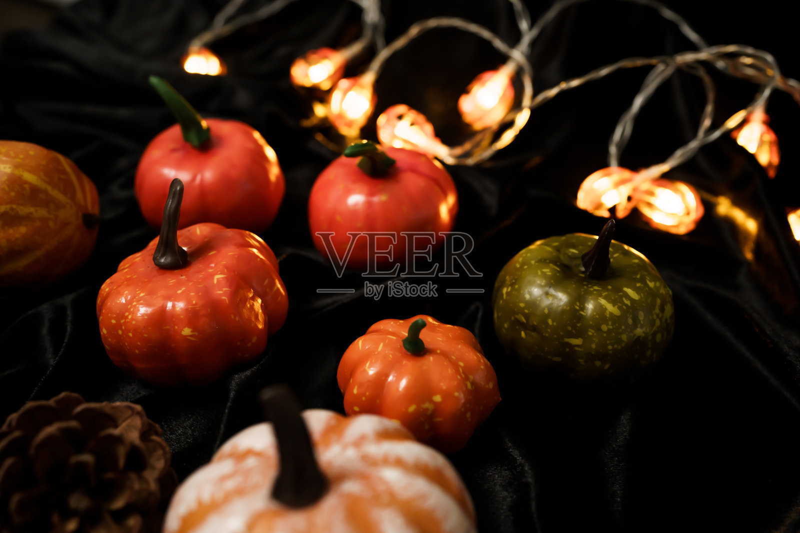 万圣节装饰背景。木桌上的恐怖南瓜头,万圣节节日概念。照片摄影图片