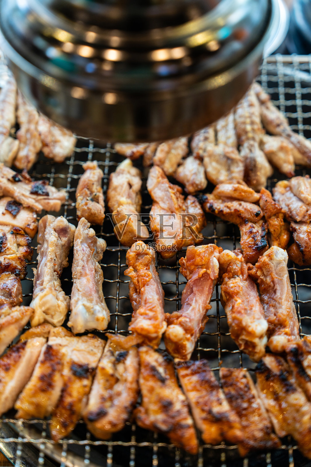 炭火烤鸡肉照片摄影图片