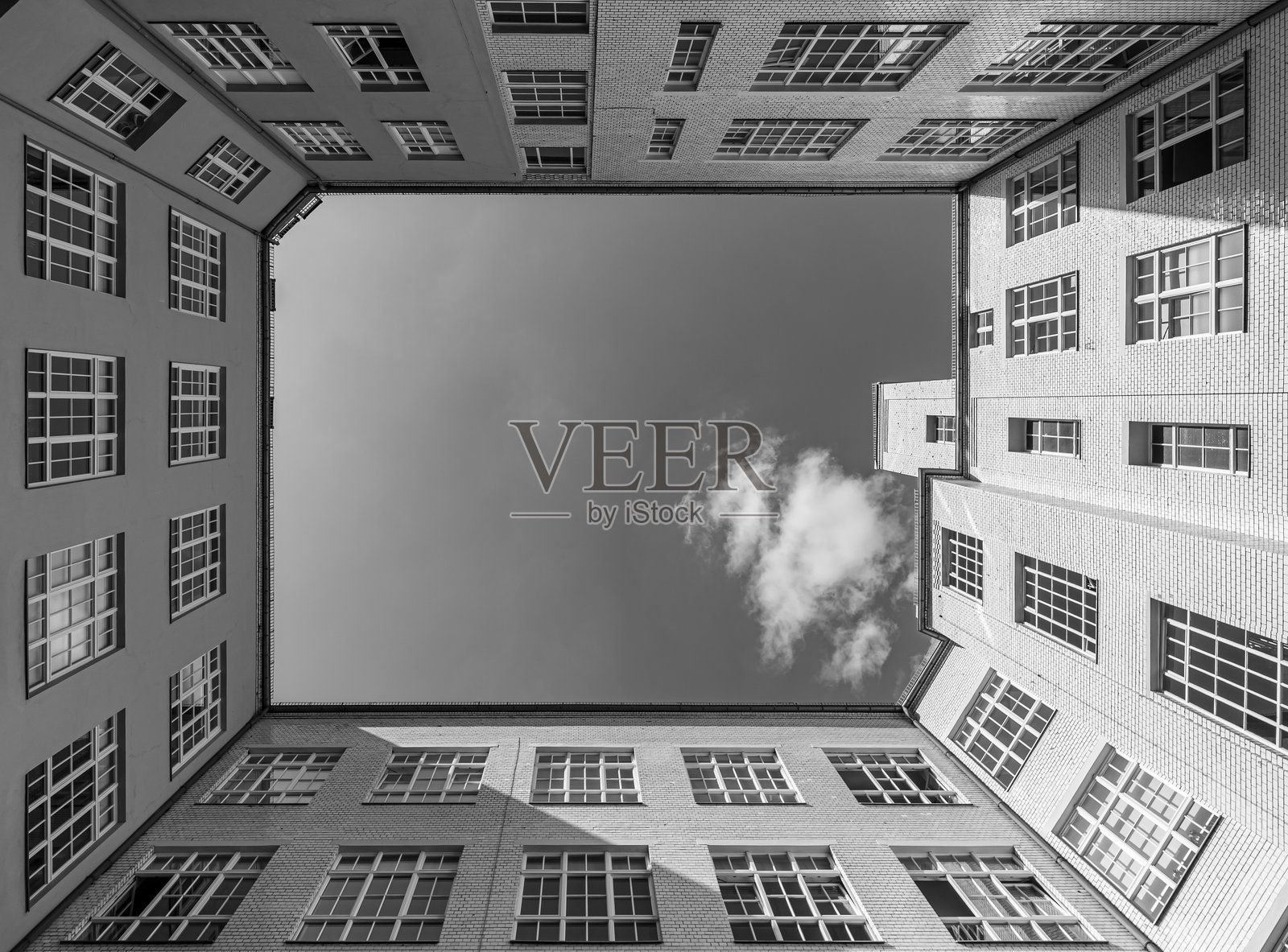 低角度视图的住宅建筑与天空相映成趣照片摄影图片