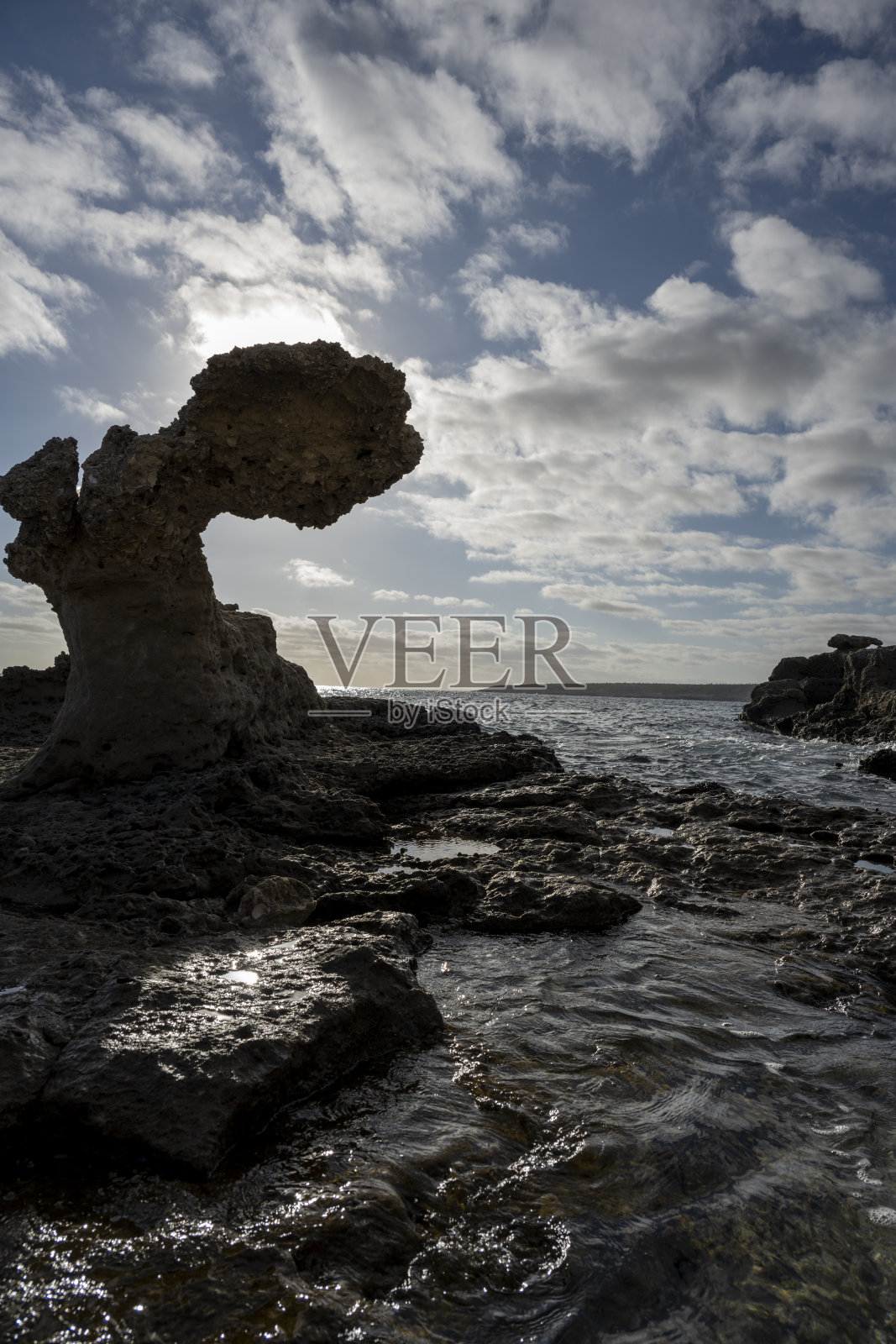 崎岖的海岸线和岩石 formations照片摄影图片