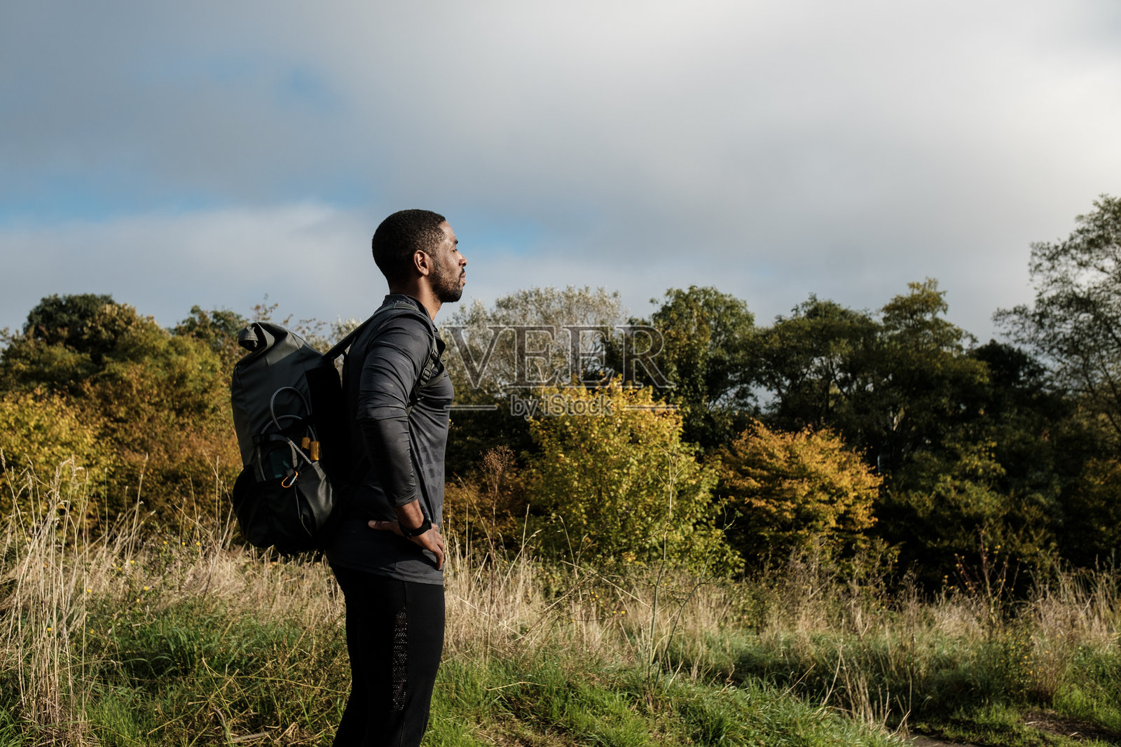 徒步旅行者在风景如画的森林中思考自然照片摄影图片