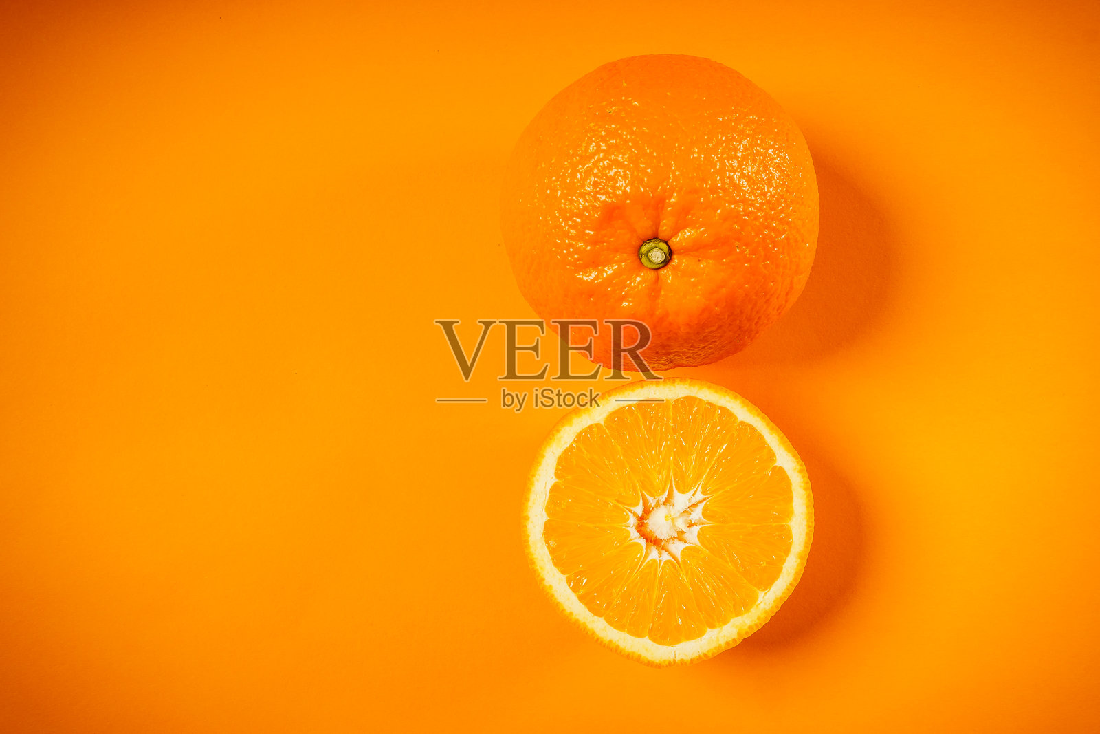 橙色背景上的橙子特写照片摄影图片