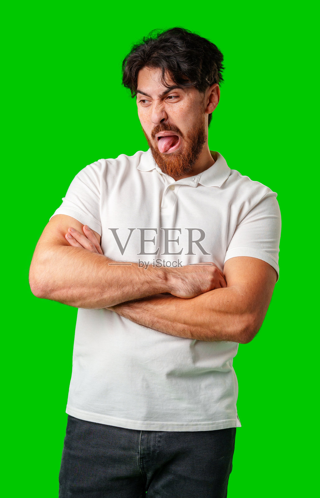 一个男人在明亮的绿色背景前摆出搞笑的表情照片摄影图片