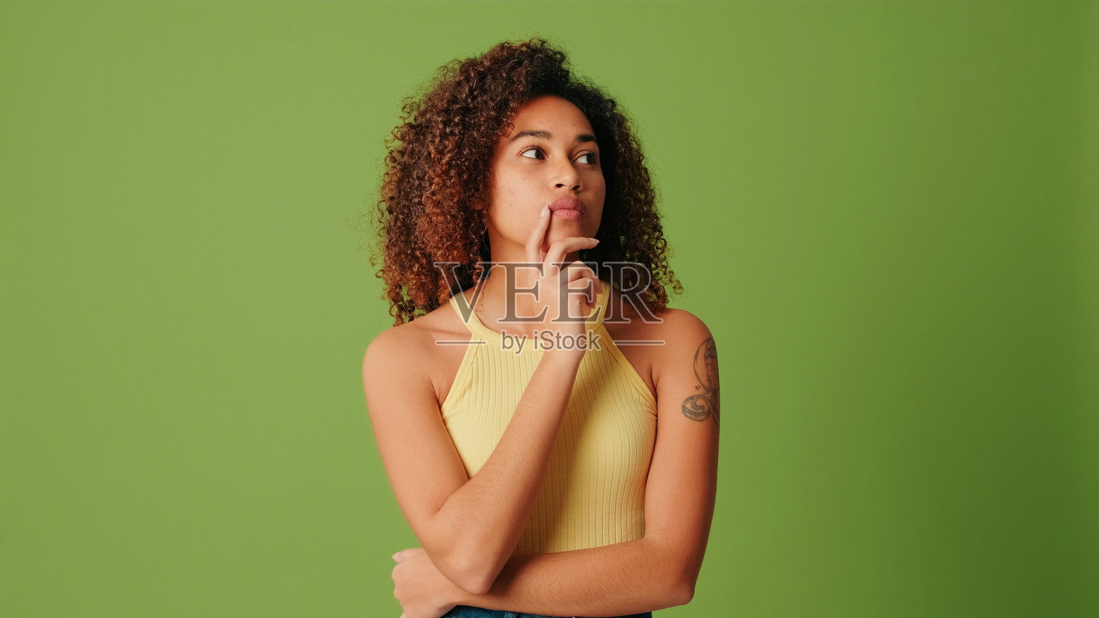 规划和灵感的想法,策略计划或问题解决,思考或疑惑。决策,色键选择和困惑女性的面孔在工作室背景下。照片摄影图片