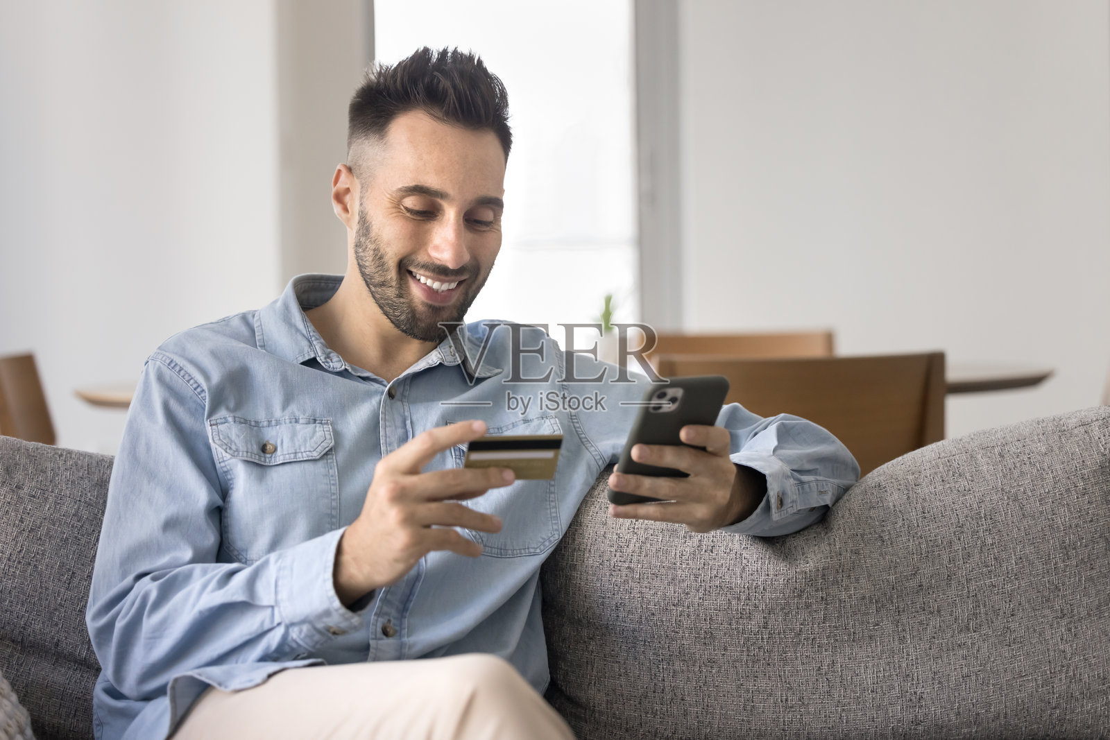 快乐满意的拉丁裔银行客户在网上购物照片摄影图片