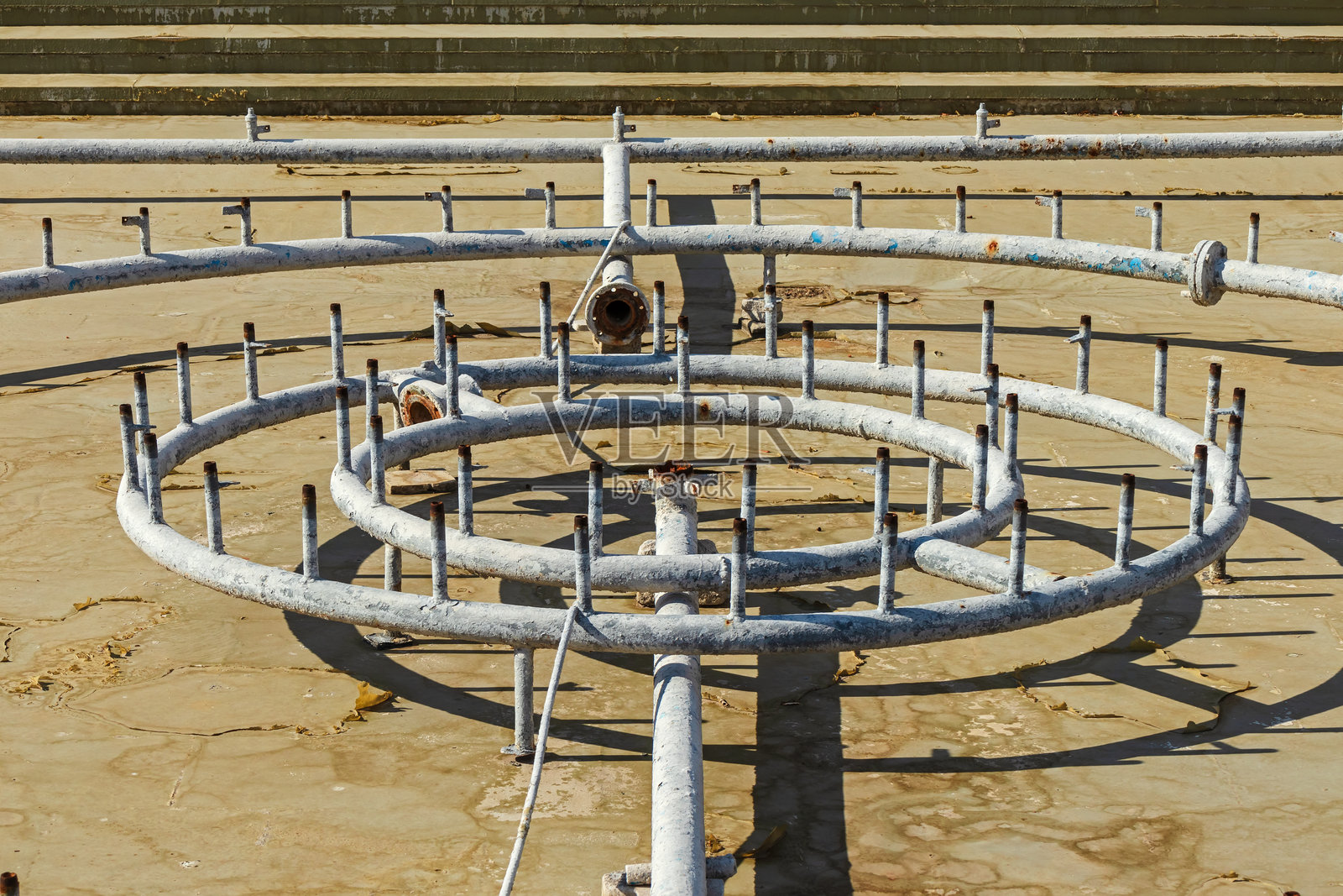 没有水的老城区喷泉,锈蚀的金属管道照片摄影图片