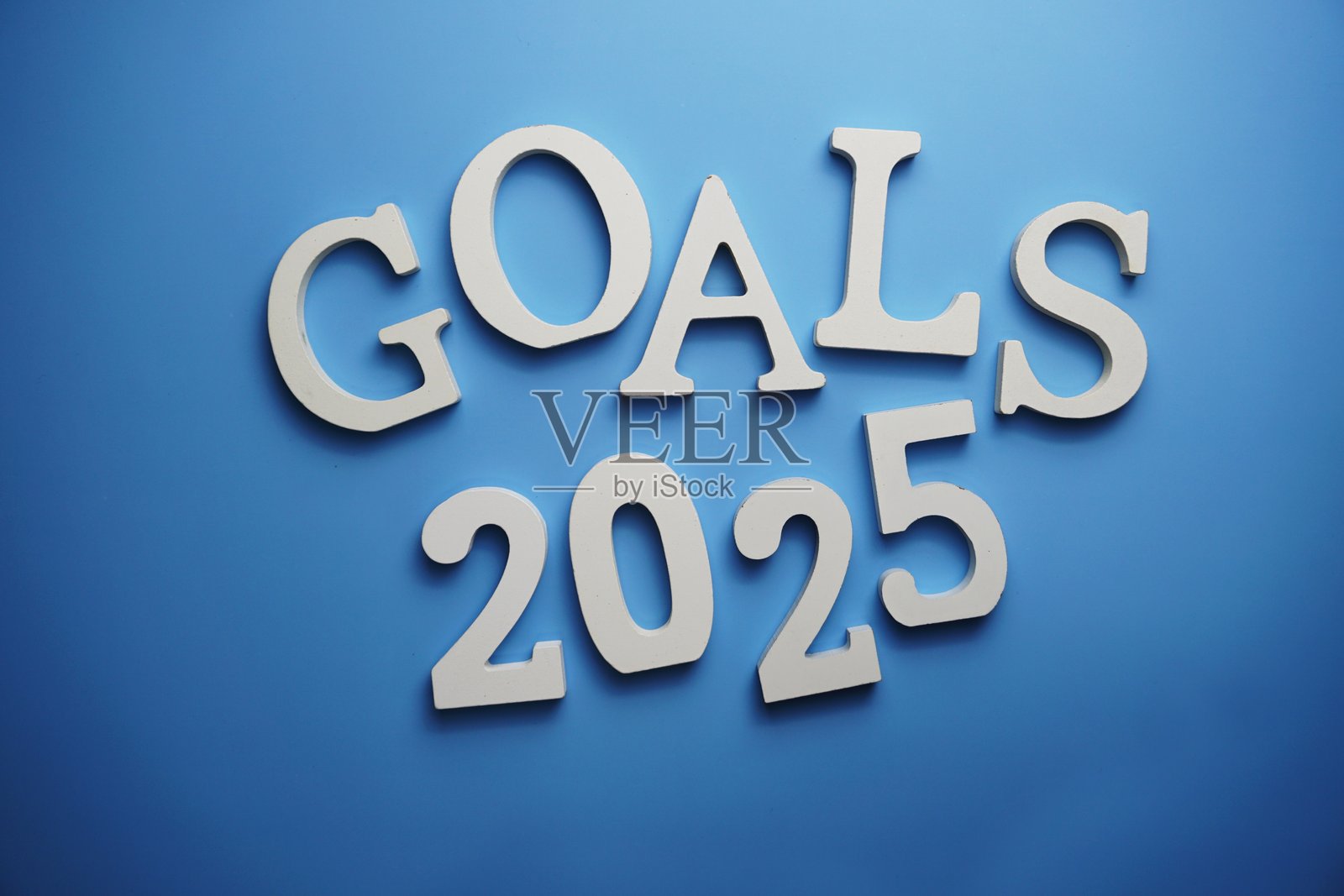 2025年目标字母在蓝色背景上照片摄影图片