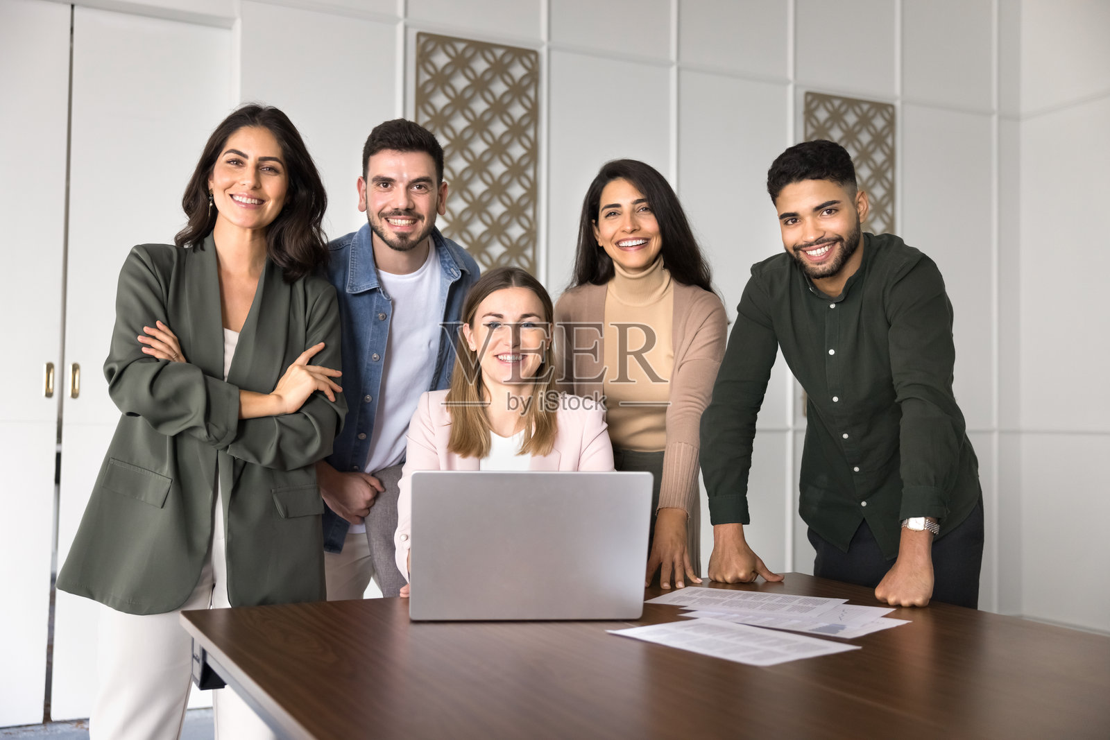 一群快乐的商业同事聚在一起洽谈合作伙伴关系照片摄影图片