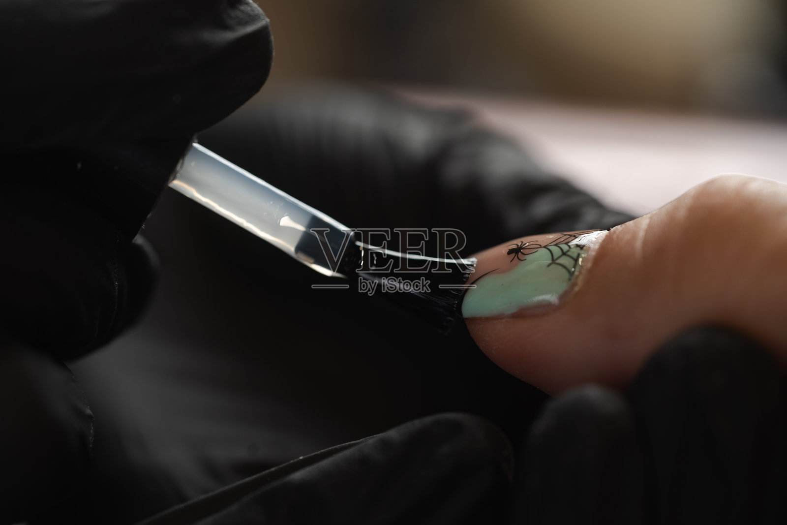 美容师为顾客涂指甲油照片摄影图片