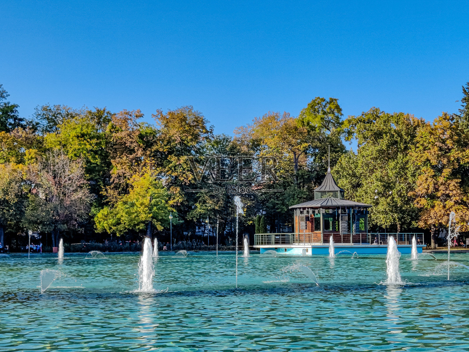 公园里湖泊、树木和蓝天的景色照片摄影图片