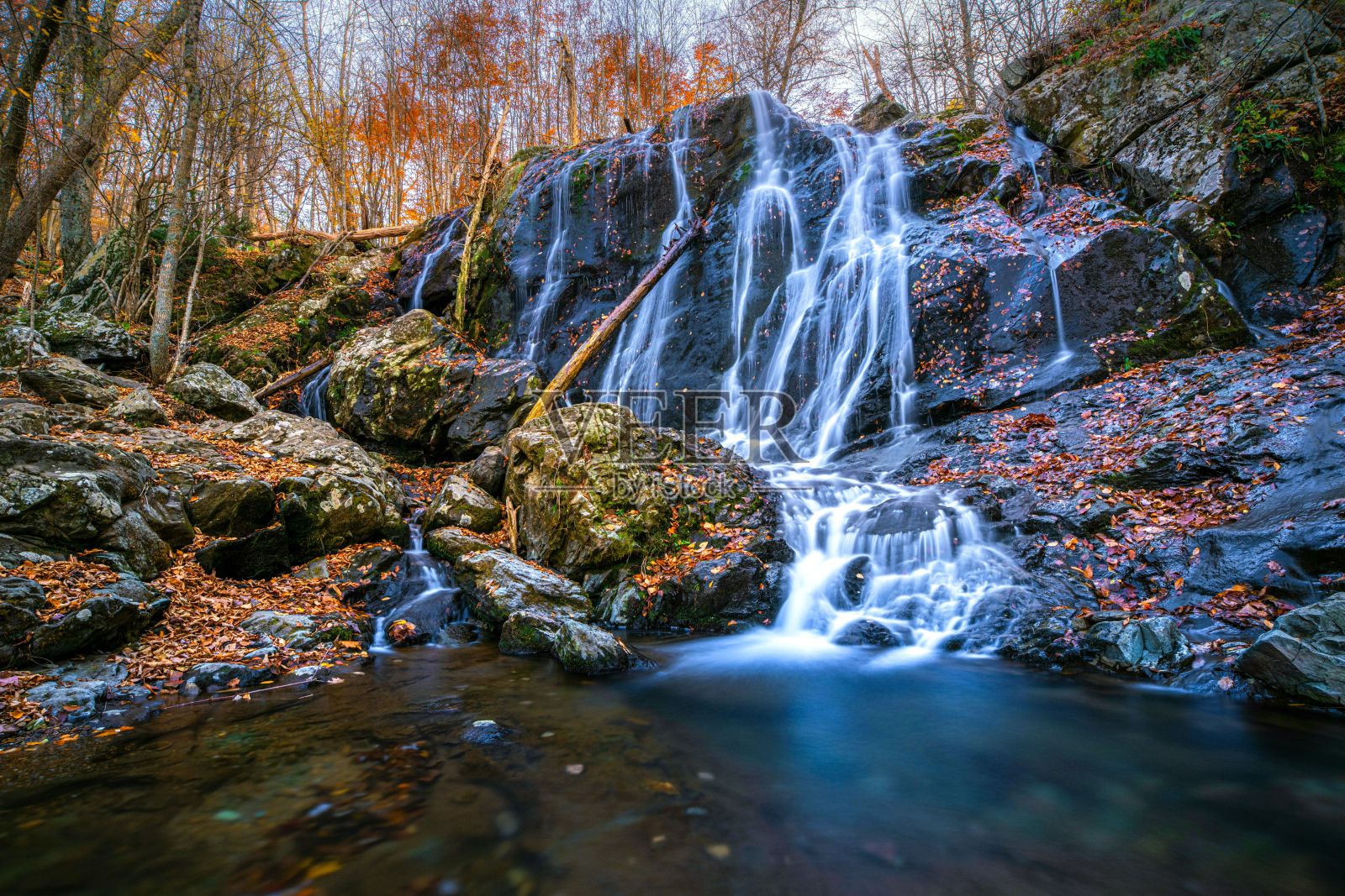 黑洞瀑布的秋季瀑布照片摄影图片