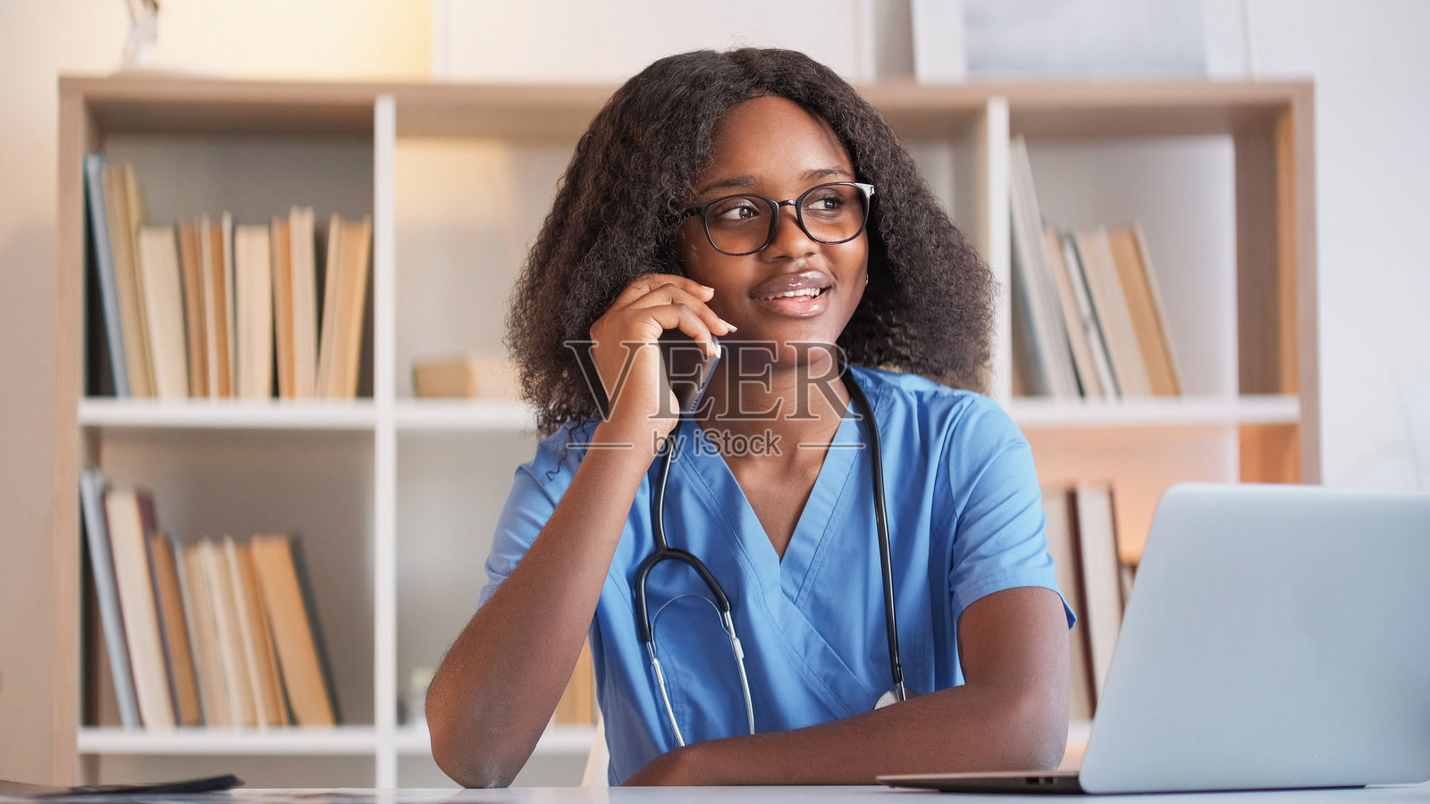 医院电话接线员接待女性照片摄影图片