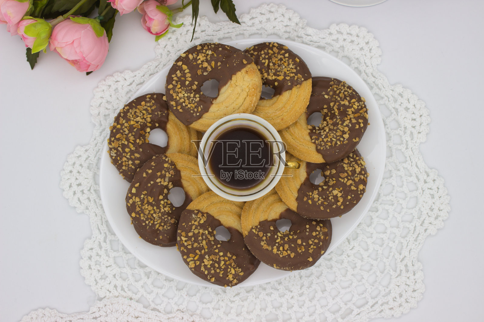 白盘上的巧克力浸泡饼干与咖啡照片摄影图片