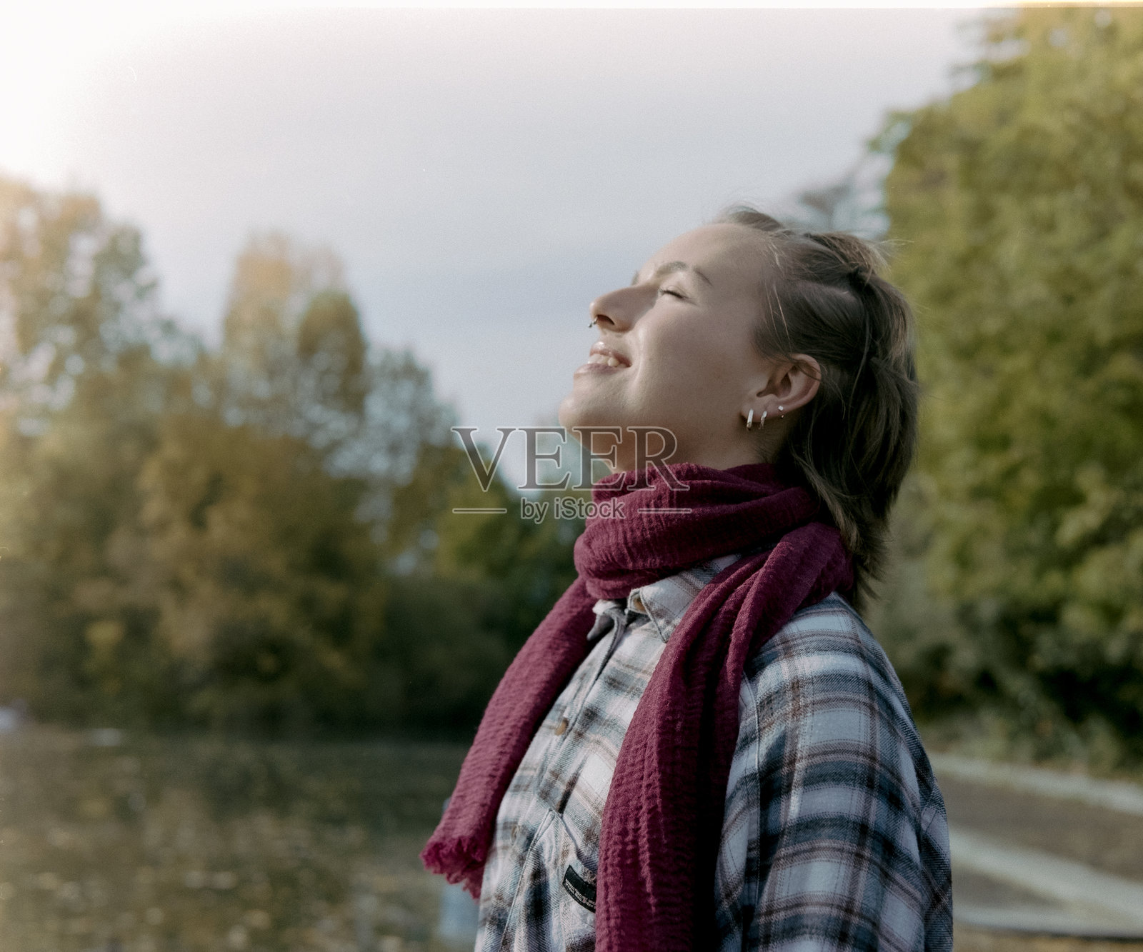 年轻女性在秋天的自然中享受新鲜空气照片摄影图片