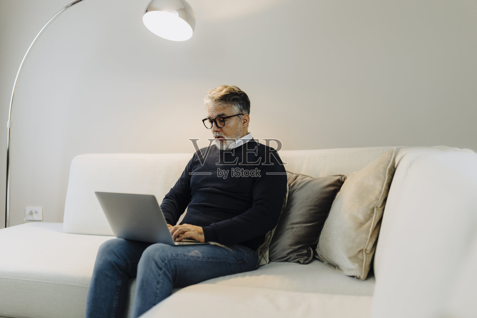 成熟的成年男性在家中使用笔记本电脑照片摄影图片
