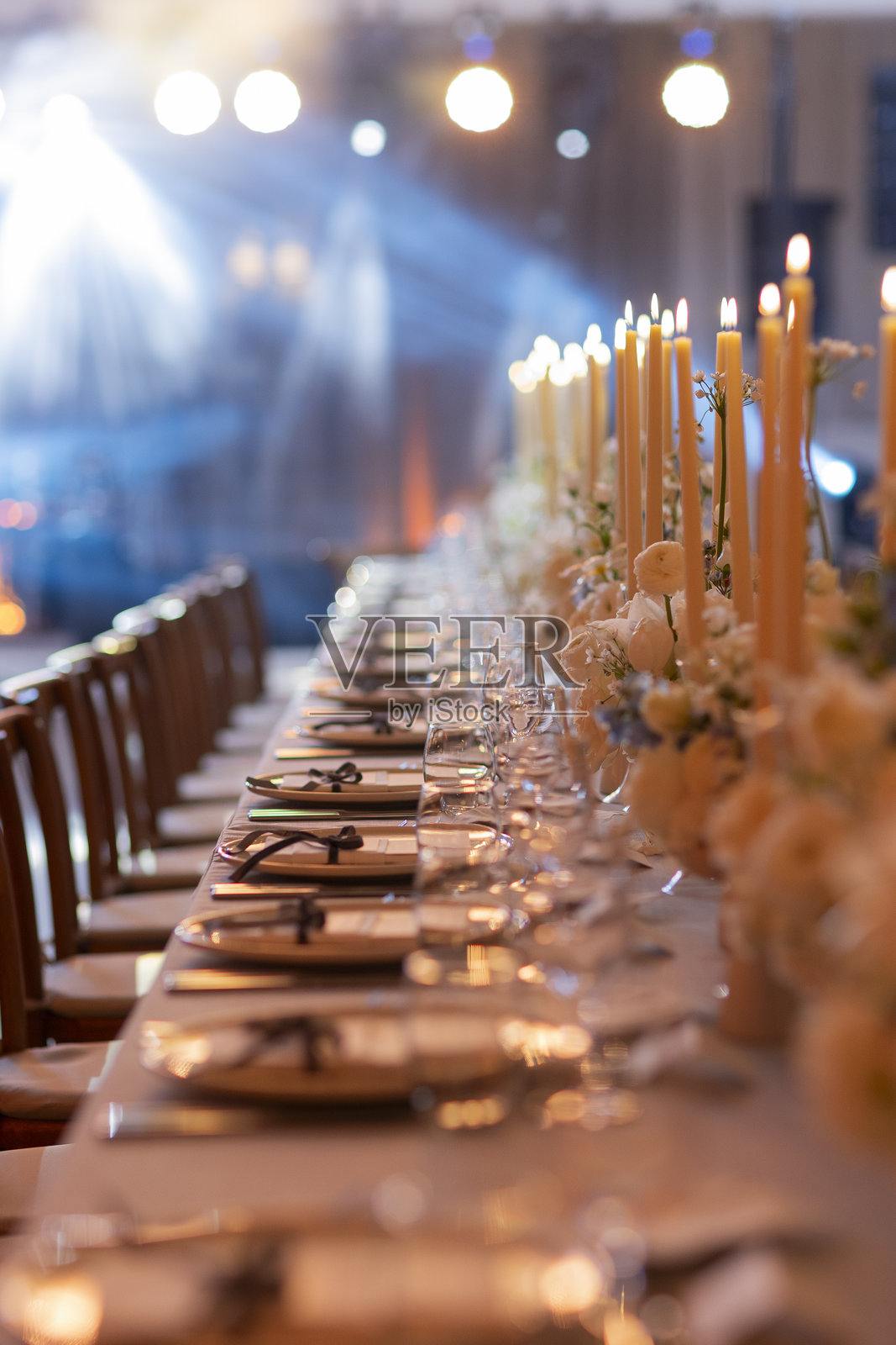 精美装饰的活动空间,烛光映照照片摄影图片