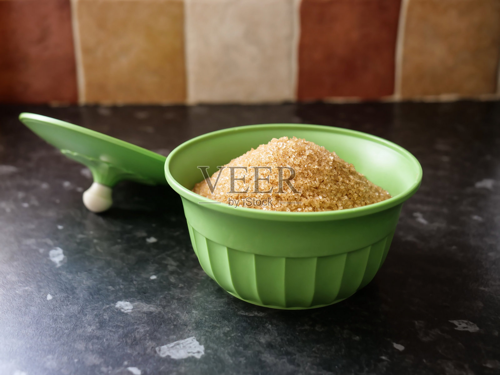 绿色打开的复古糖罐中的甘蔗糖。照片摄影图片