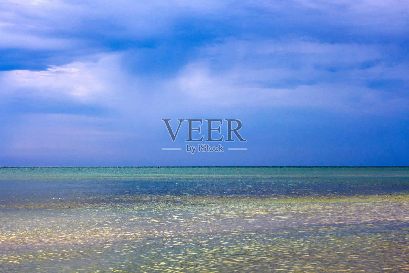 夏季海洋、云朵和水面地平线的风景照片摄影图片