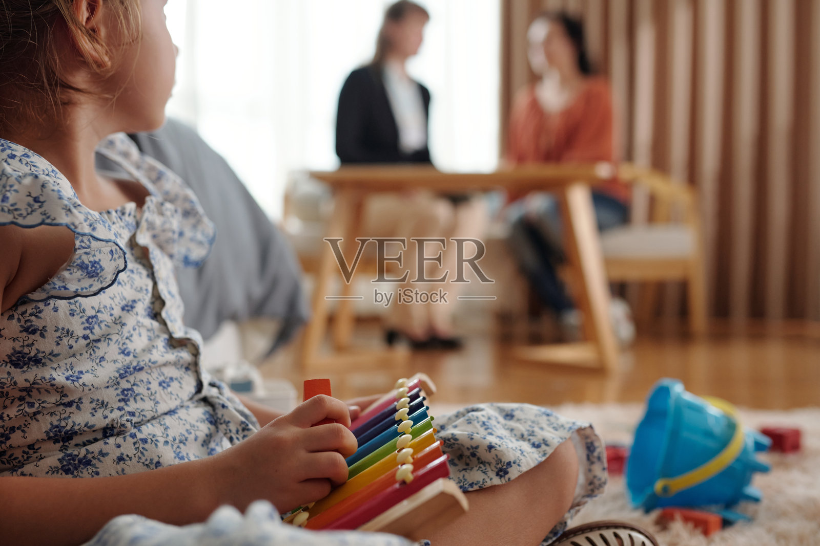 收养儿童在家玩玩具照片摄影图片