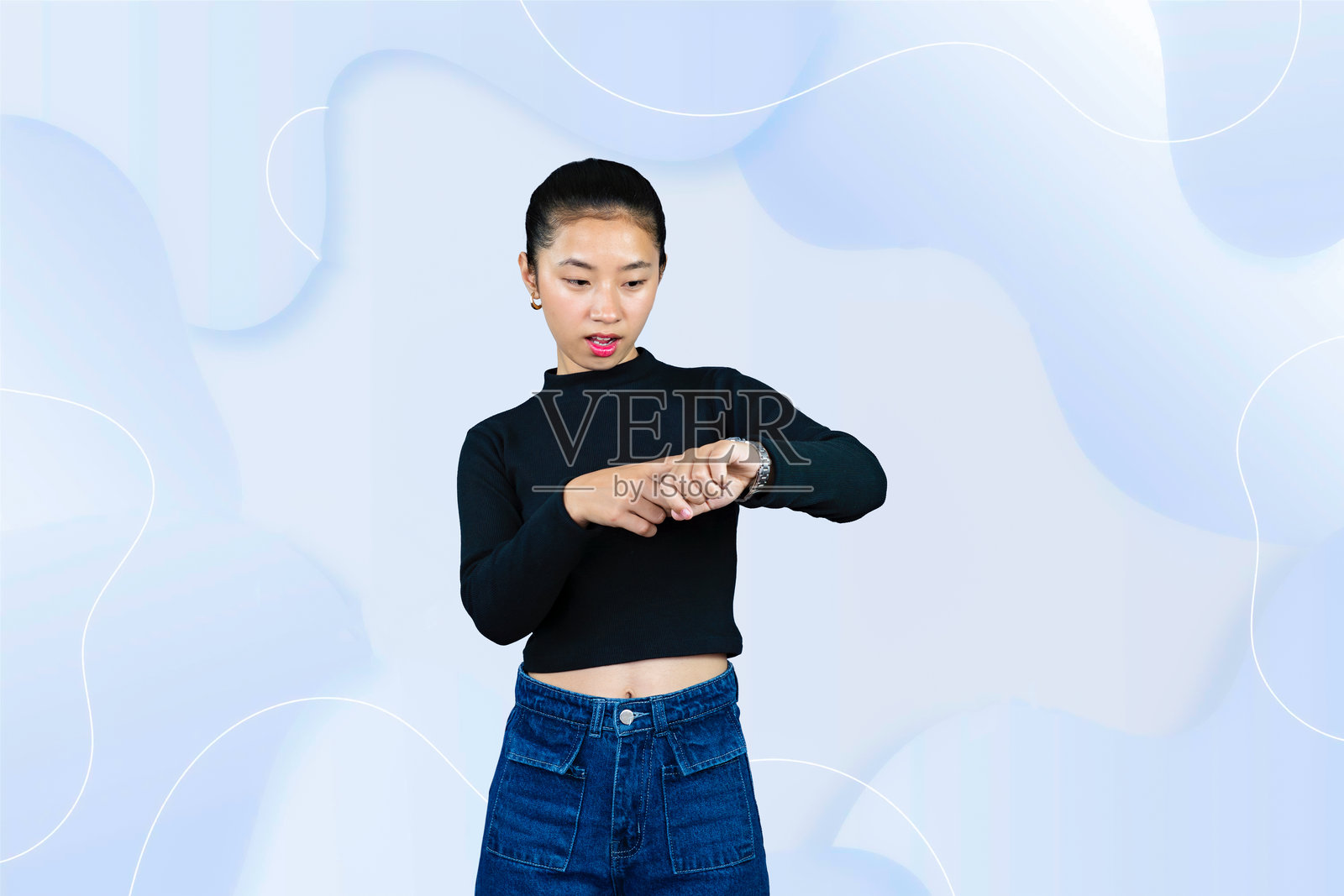 年轻的亚洲女孩做出指点和展示的手势,表情有快乐、悲伤和惊讶。照片摄影图片