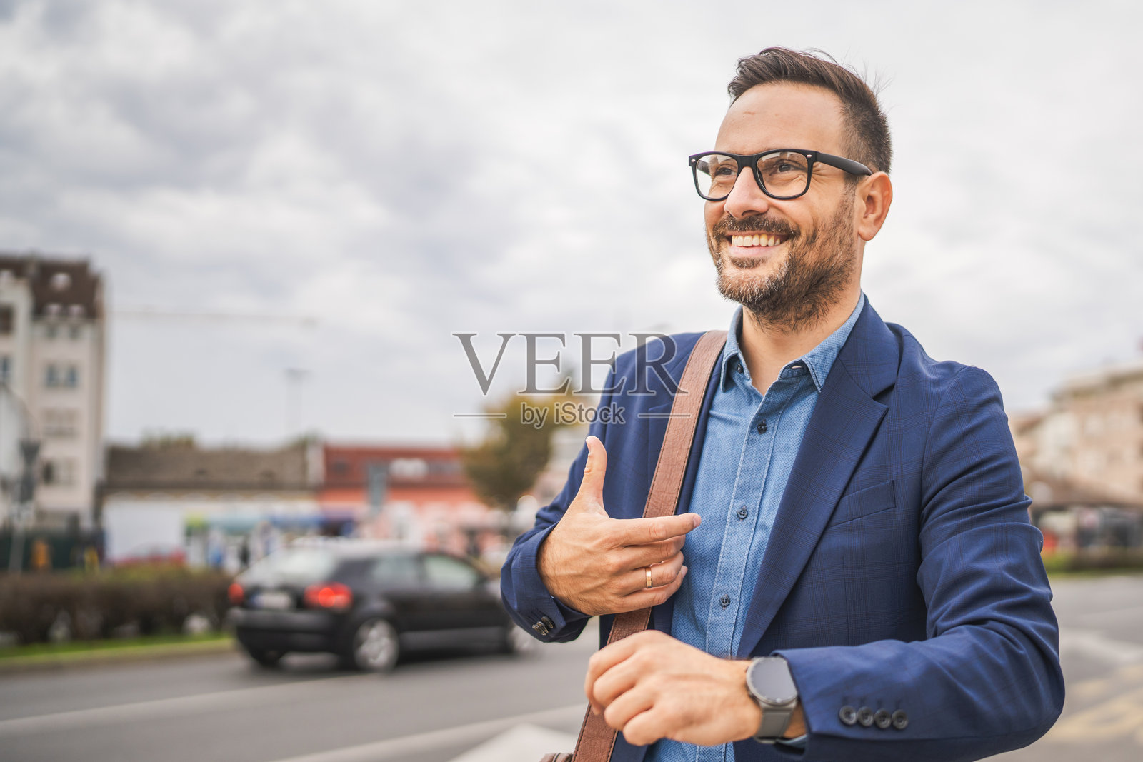 商人肖像在公交车站等待交通工具照片摄影图片