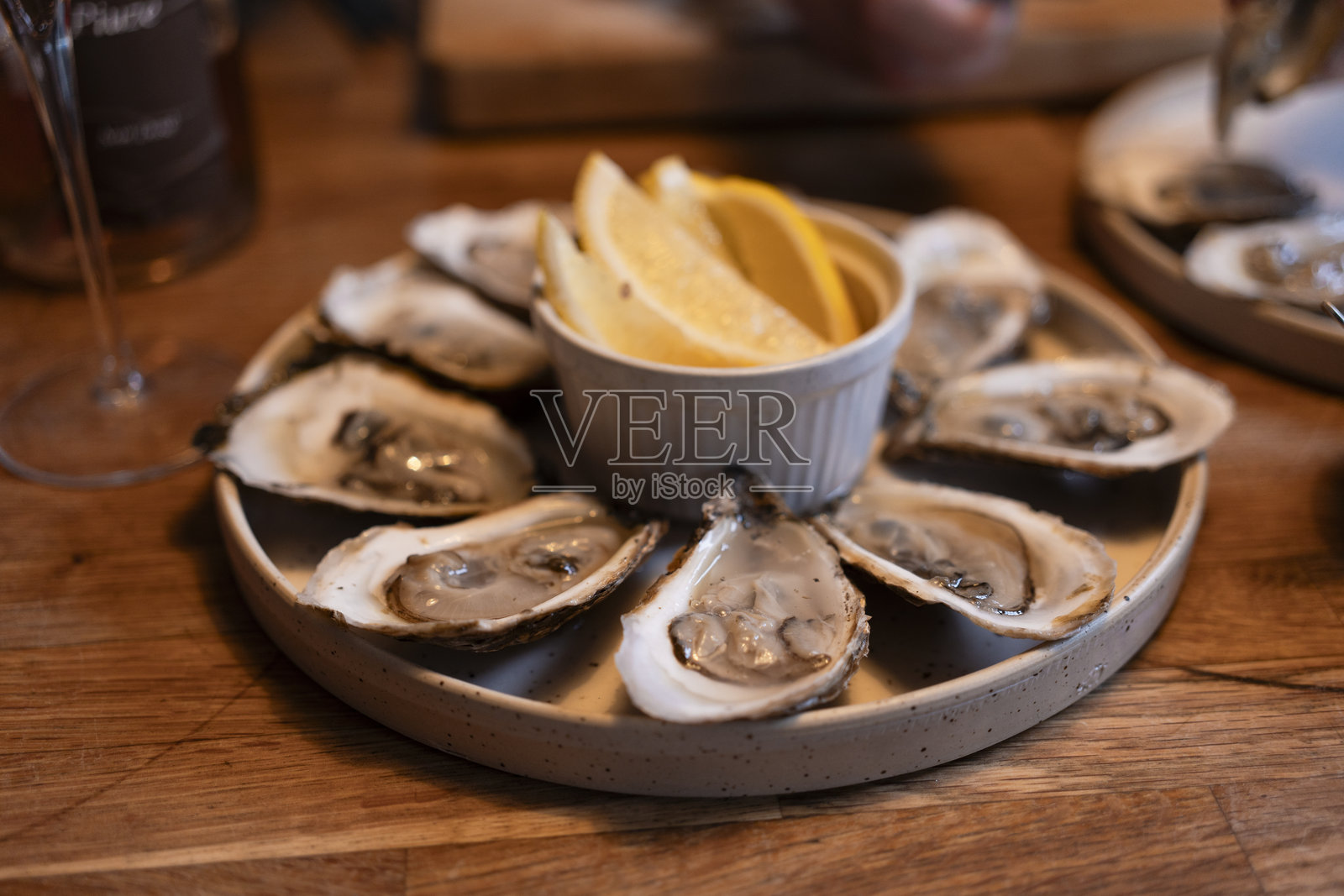 盘子里的生蚝和柠檬照片摄影图片