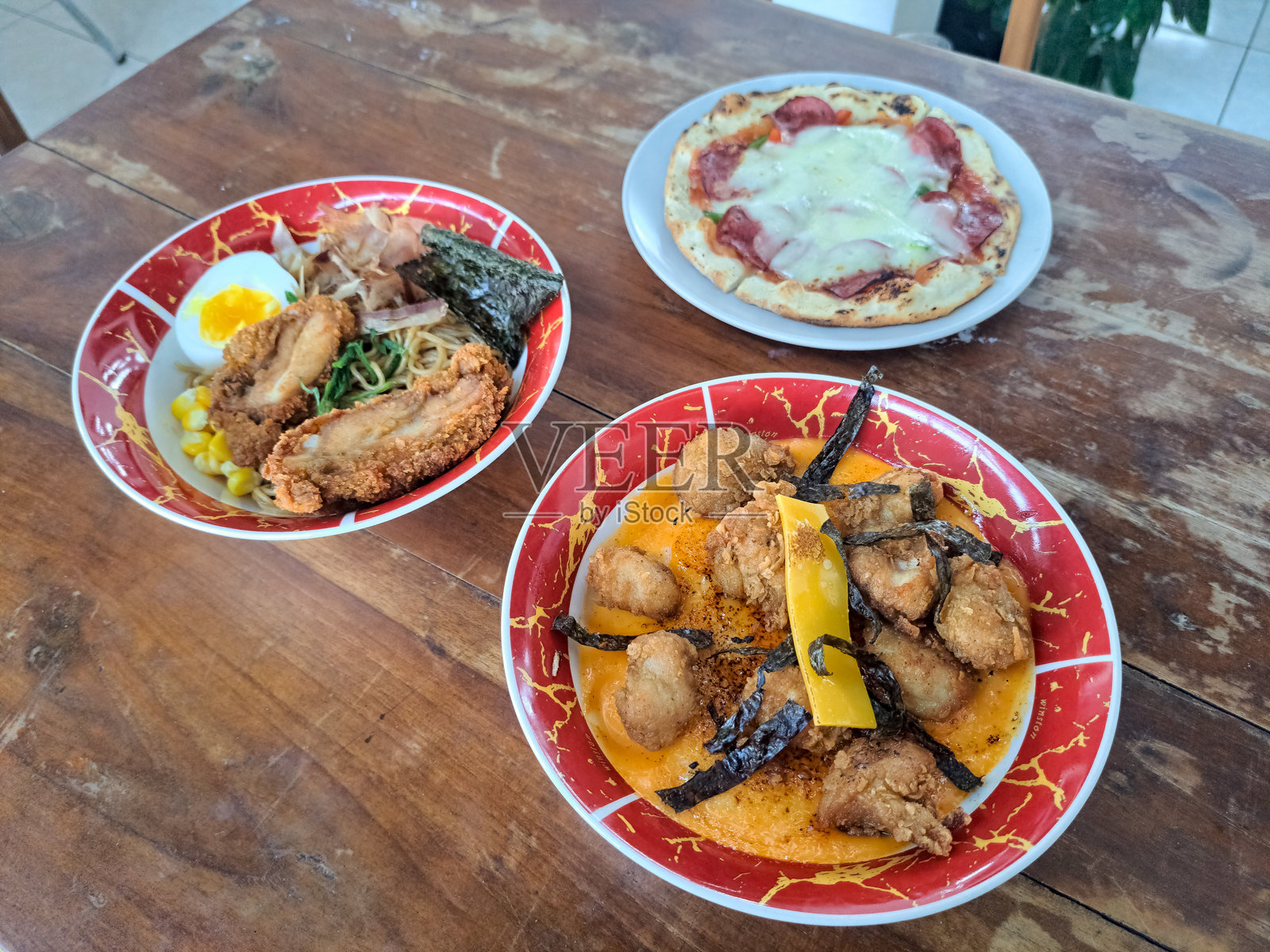 鸡肉明太子、炸干拉面和意大利披萨。菜单。照片摄影图片