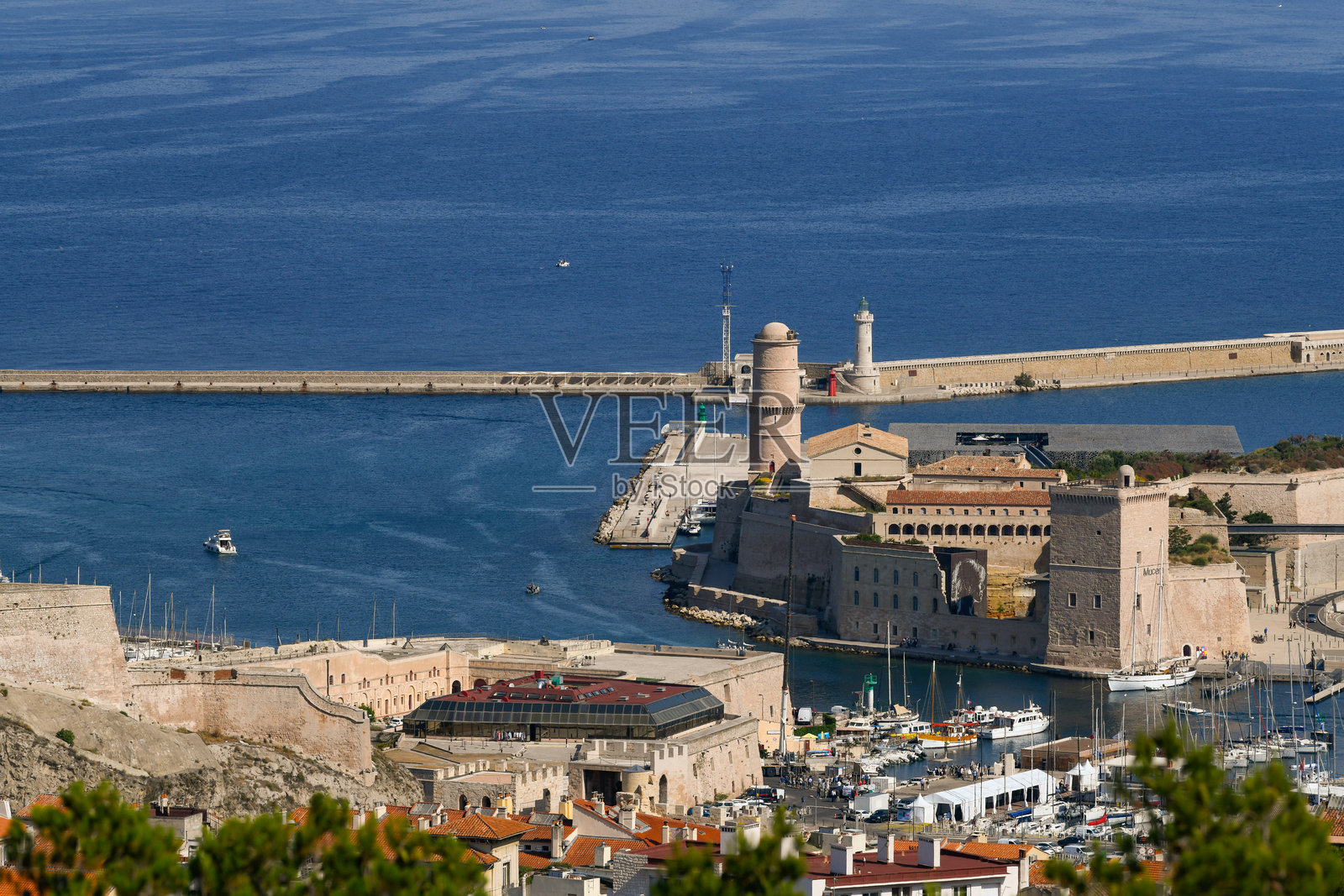 法国马赛 - 2024年6月7日:阳光明媚的夏日,港口的历史地标堡垒塔的鸟瞰图。照片摄影图片