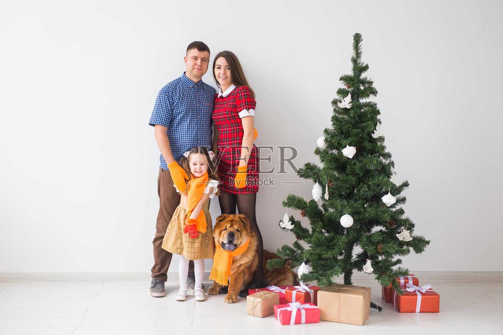 微笑的年轻女性与圣诞树的肖像照片摄影图片