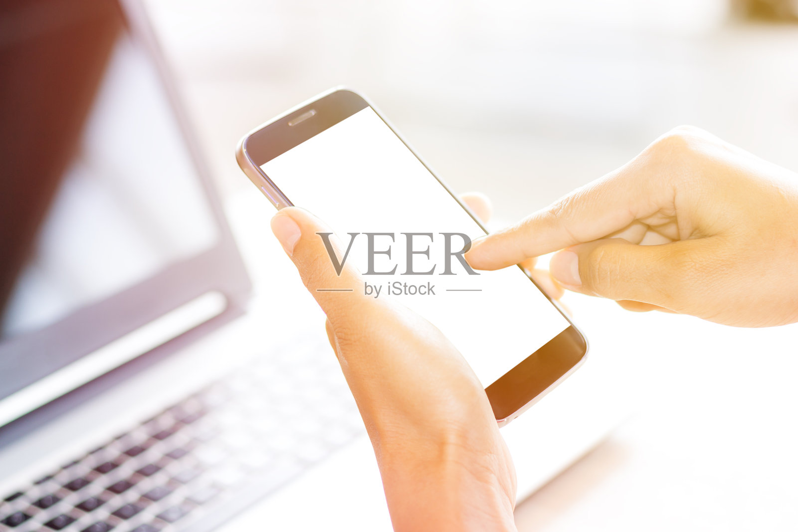 桌子上用技术的剪裁手部照片摄影图片