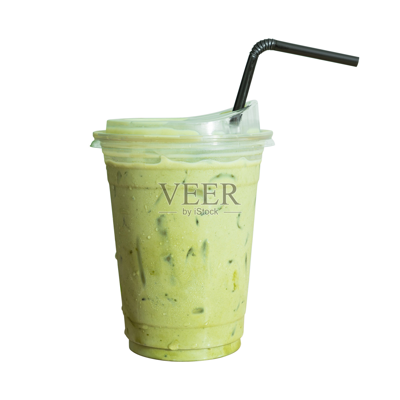 冰镇牛奶抹茶绿茶,塑料杯装,背景为白色。照片摄影图片