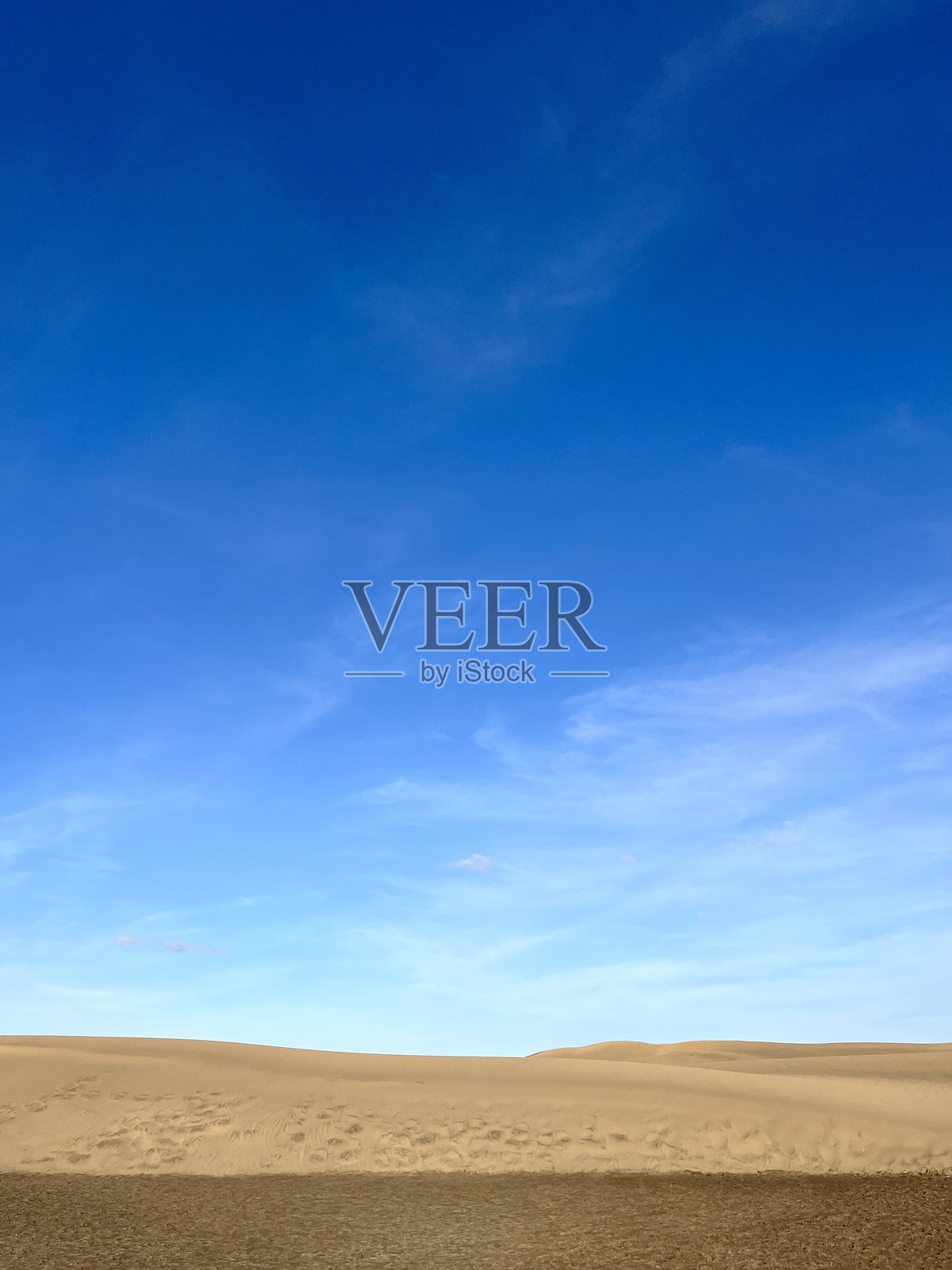 美丽的阳光明媚的夏季风景,位于西班牙大加那利岛拉斯帕尔马斯的马斯帕洛马斯沙丘沙漠。旅游和观光大加那利岛,西班牙。西班牙旅行概念。照片摄影图片