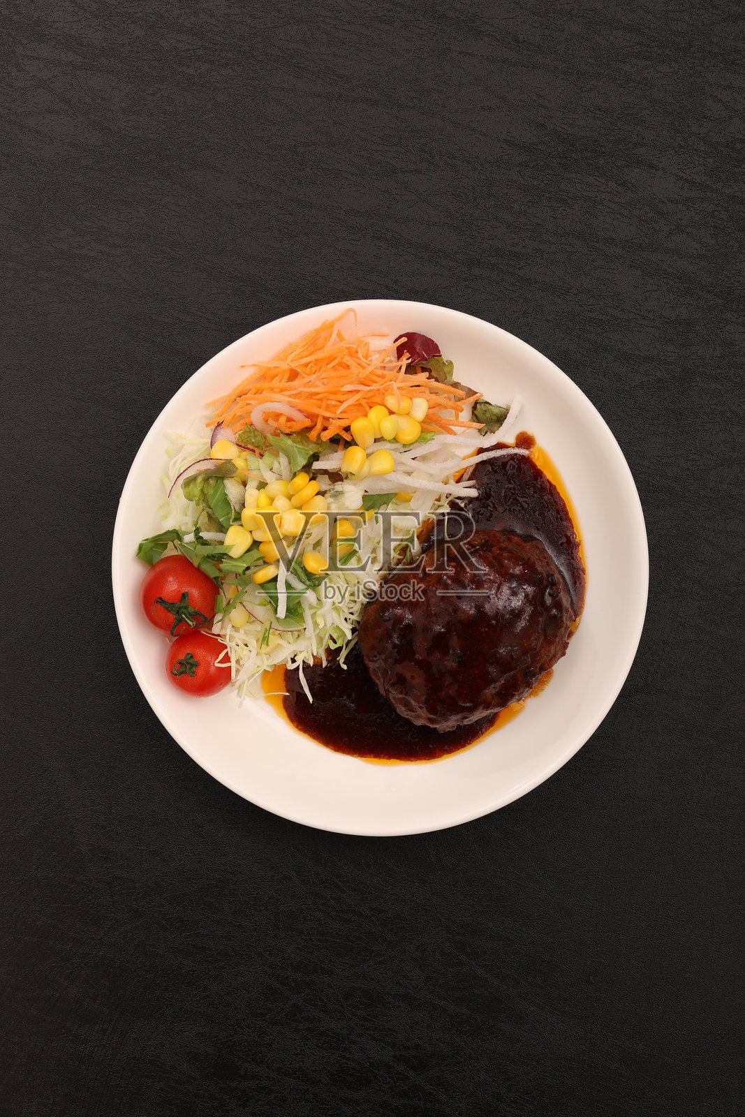 汉堡牛排和樱桃番茄沙拉照片摄影图片