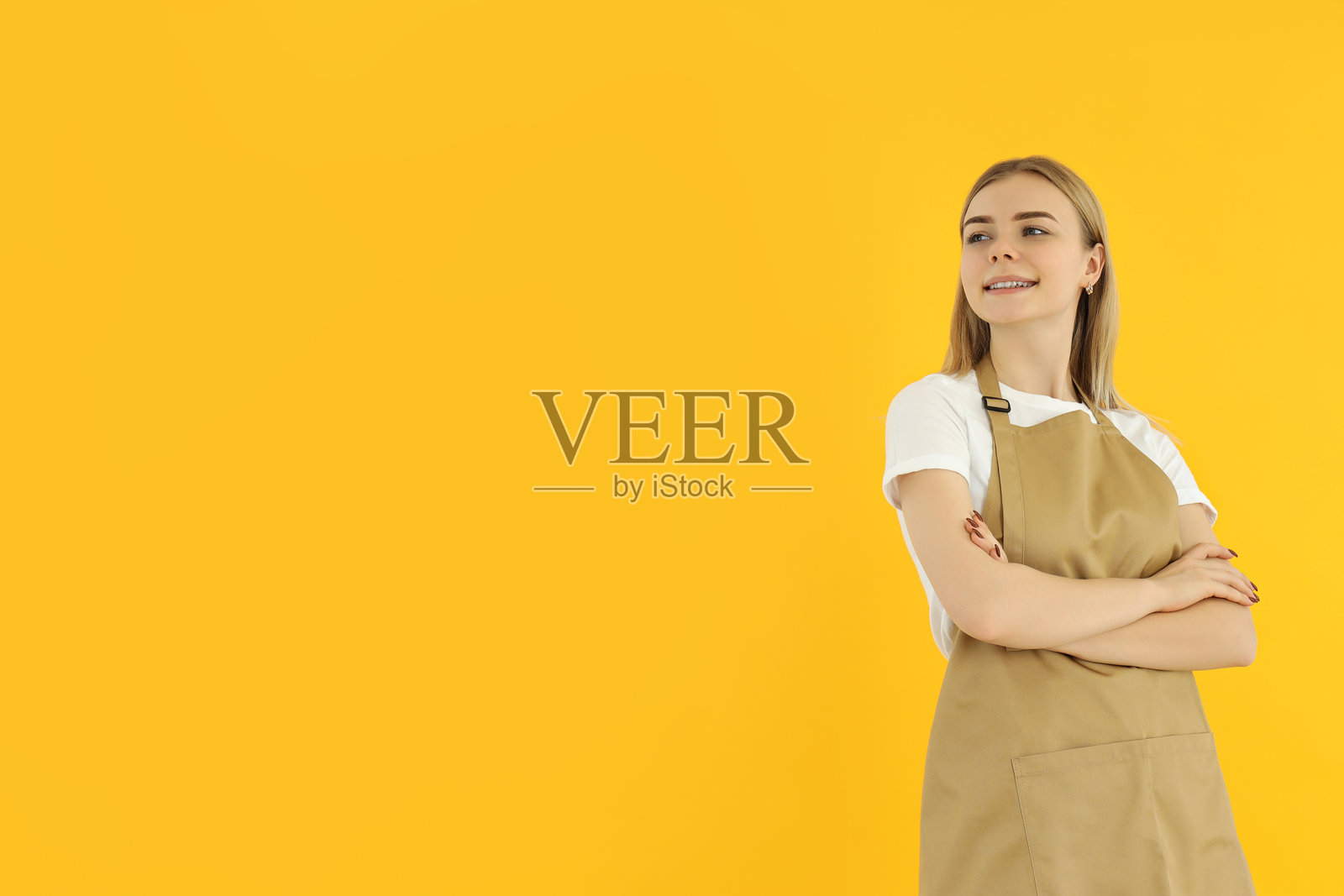 职业概念,年轻女性的服务员在黄色背景下照片摄影图片