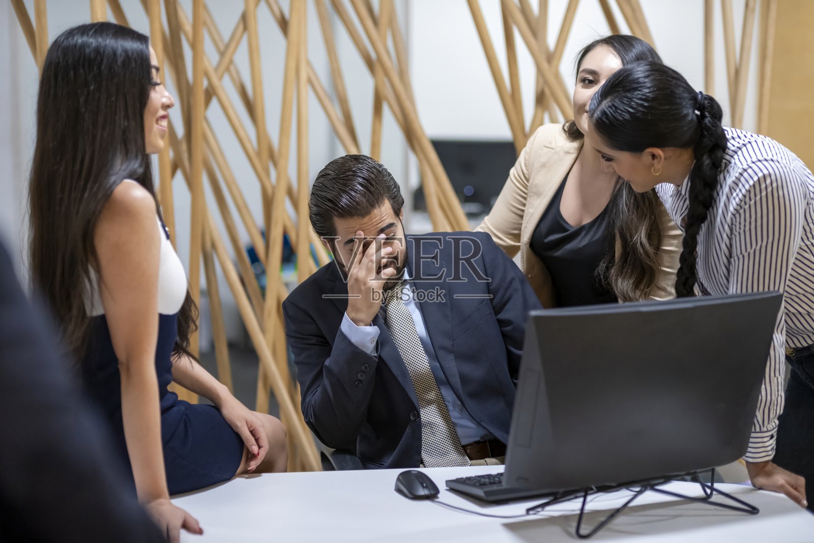 办公室里不舒服的男人照片摄影图片