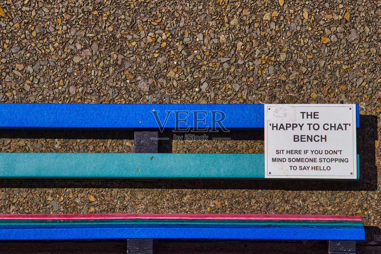 在英格兰梅西萨德的纽布莱顿海岸,快乐的聊天长椅照片摄影图片