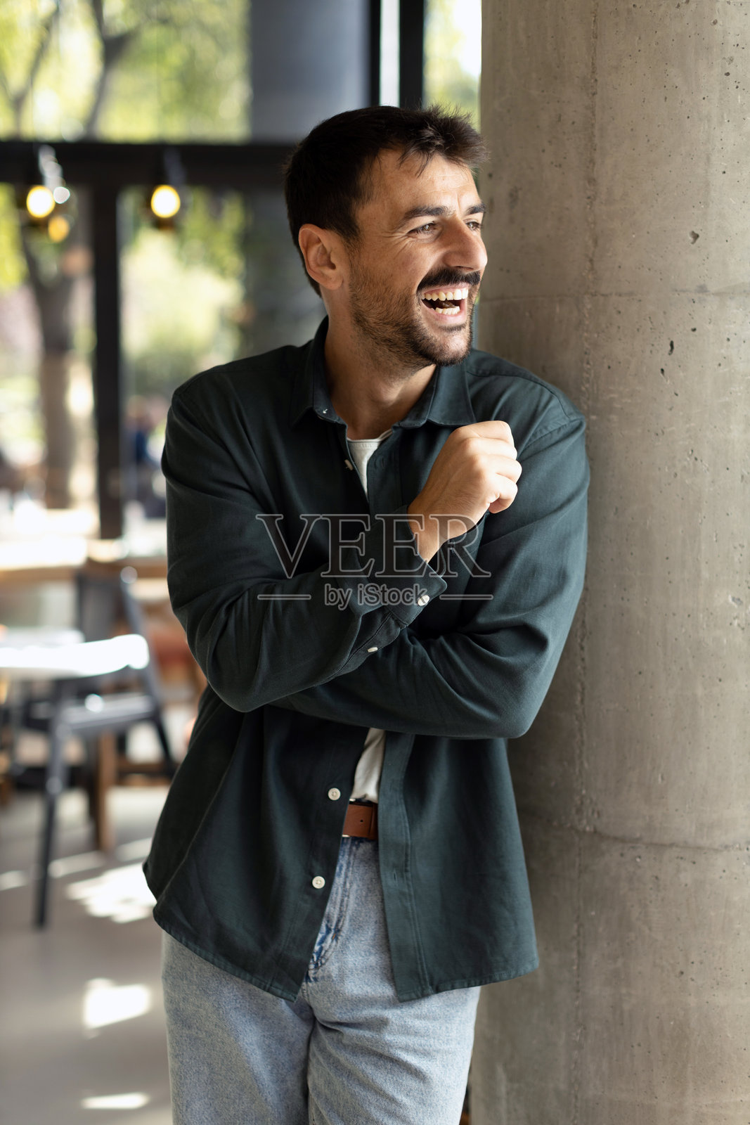 快乐的成年男性站着微笑照片摄影图片