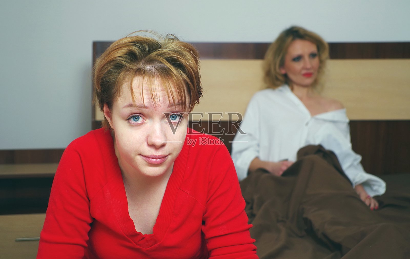 女人和朋友坐在家里床上的肖像照片摄影图片