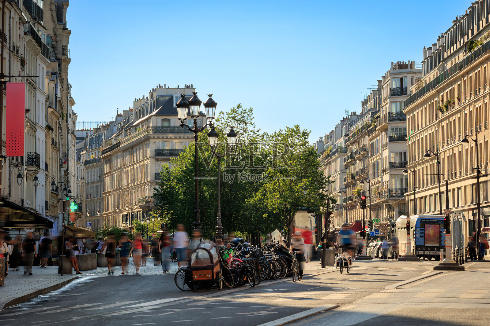 巴黎的典型街道照片摄影图片