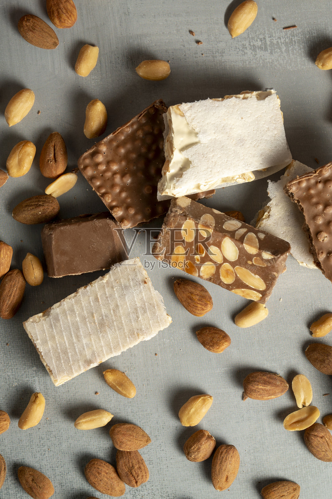 各种坚果牛轧糖棒的堆叠照片摄影图片