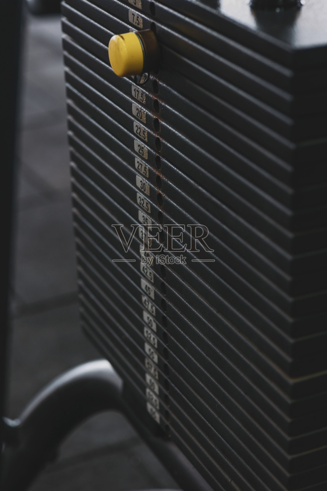 准备迎接挑战:负重等待下一组训练照片摄影图片