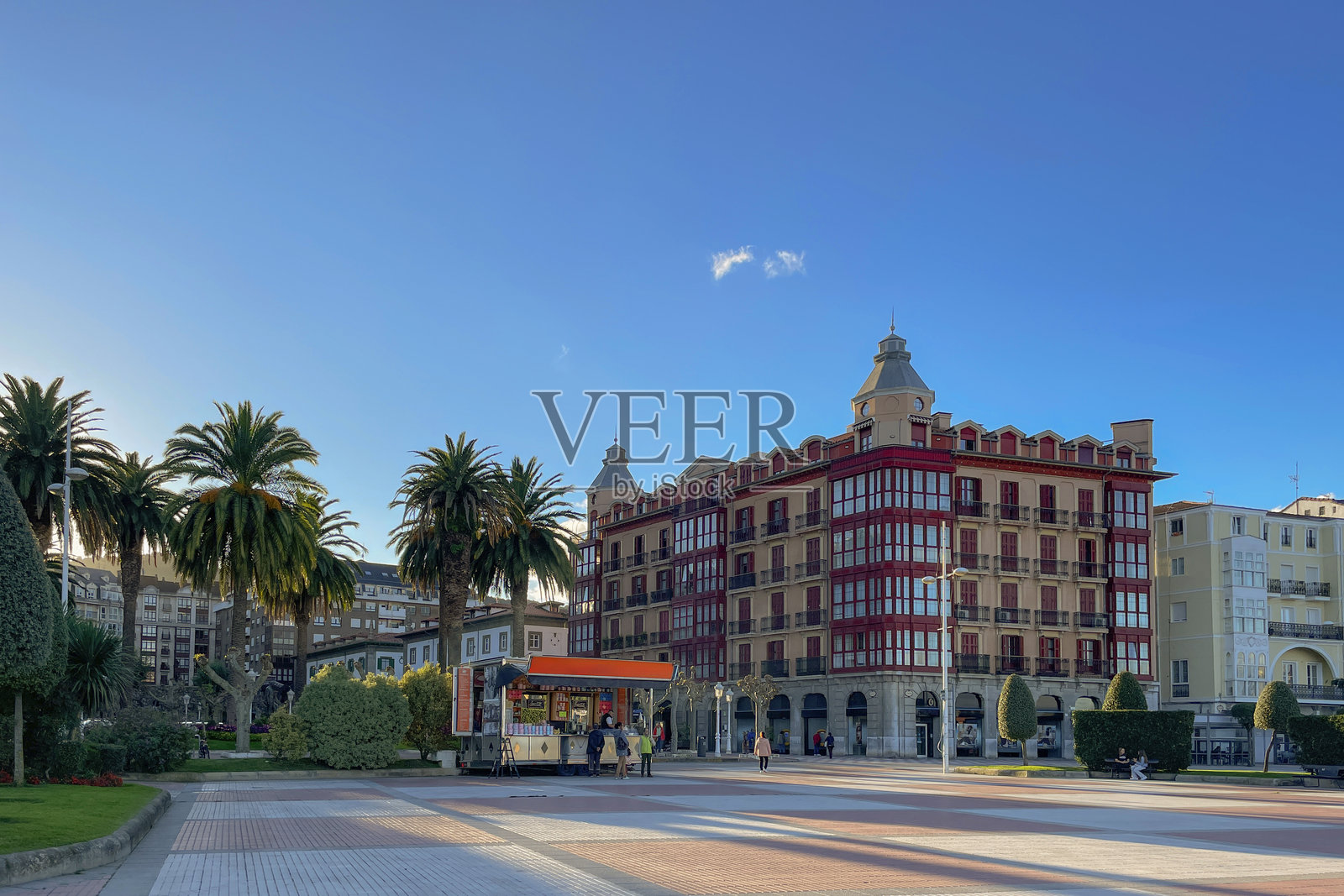 卡斯特罗乌尔迪亚莱斯市的景观照片摄影图片